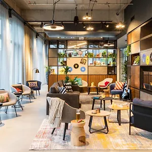 Отель Moxy Berlin Airport, Шёнефельд